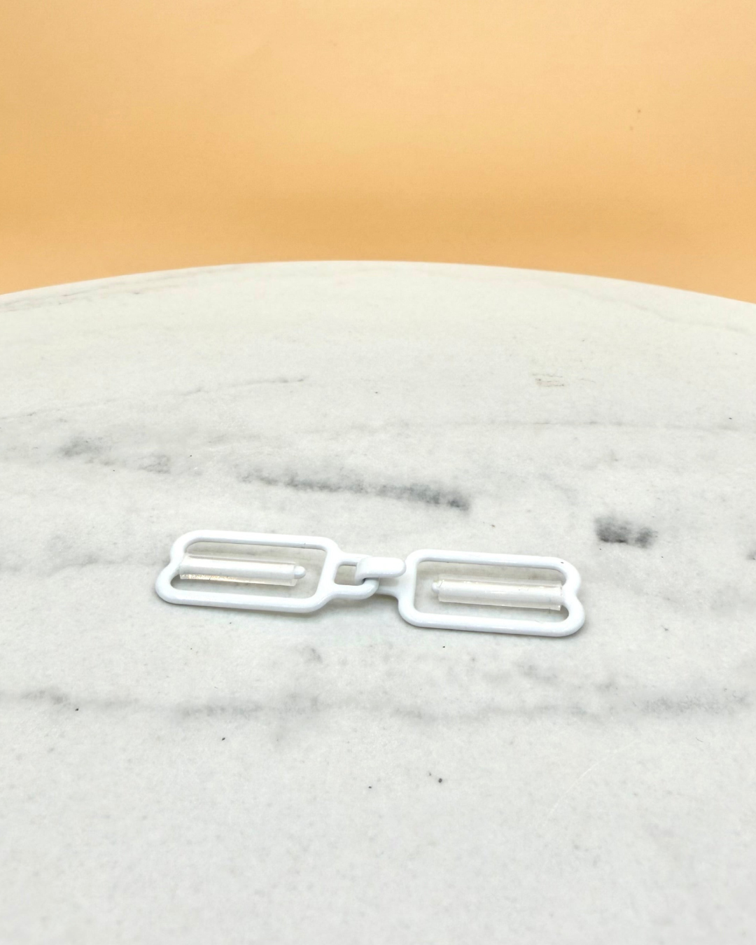 THE GOOD HOOK 1-Pack Racerback Bra Converter Clip | Wide · White